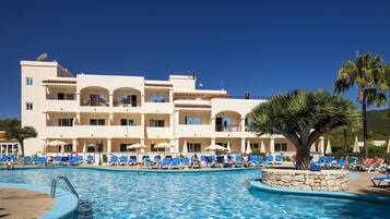 Indoor pool, 4 outdoor pools, pool umbrellas, sun loungers