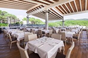 2 restaurants, breakfast served - Invisa Hotel Club Cala Blanca (Santa Eulalia del Rio)