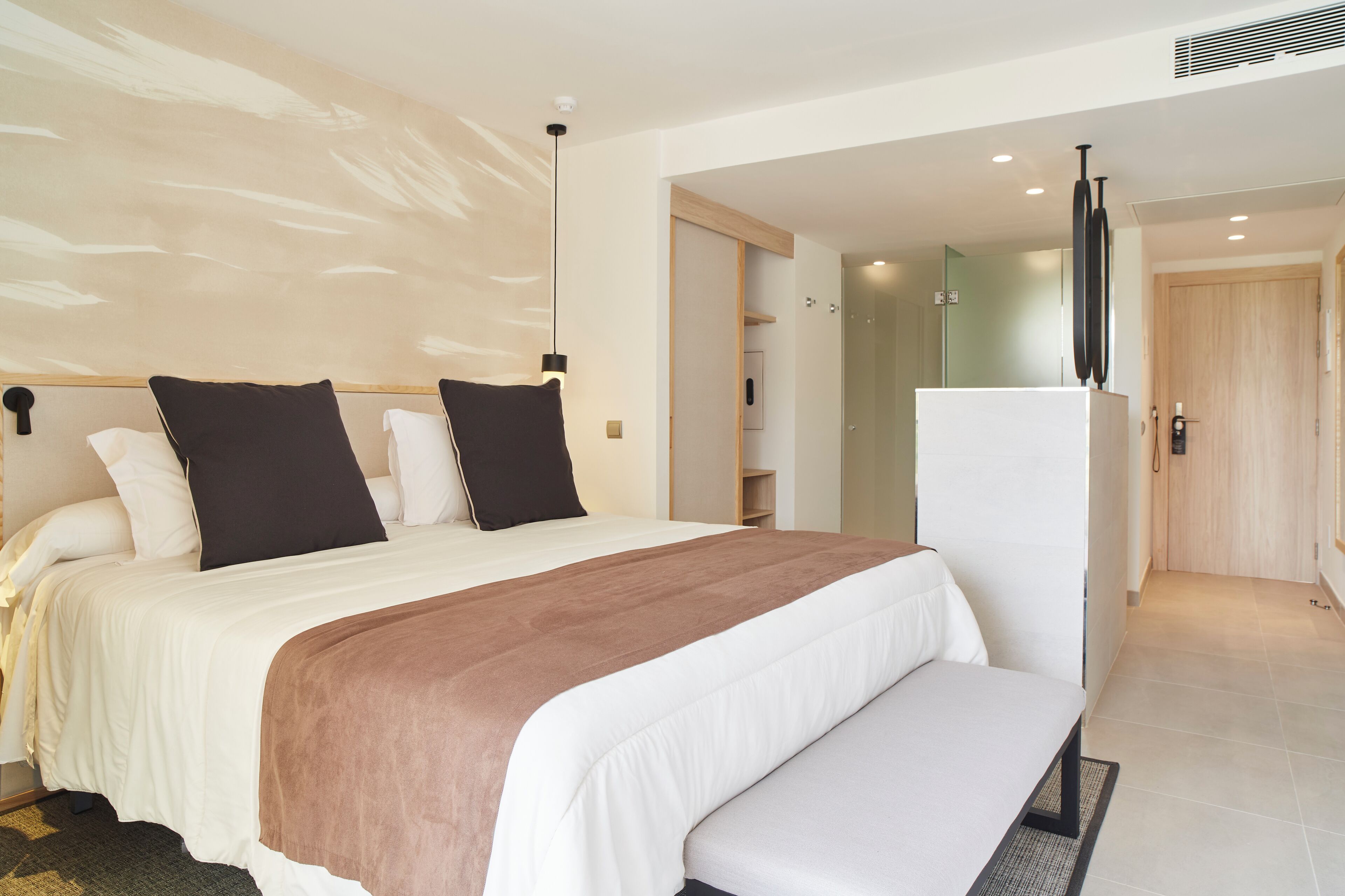 Minibar, muebles diferentes y espacio para trabajar con laptop 