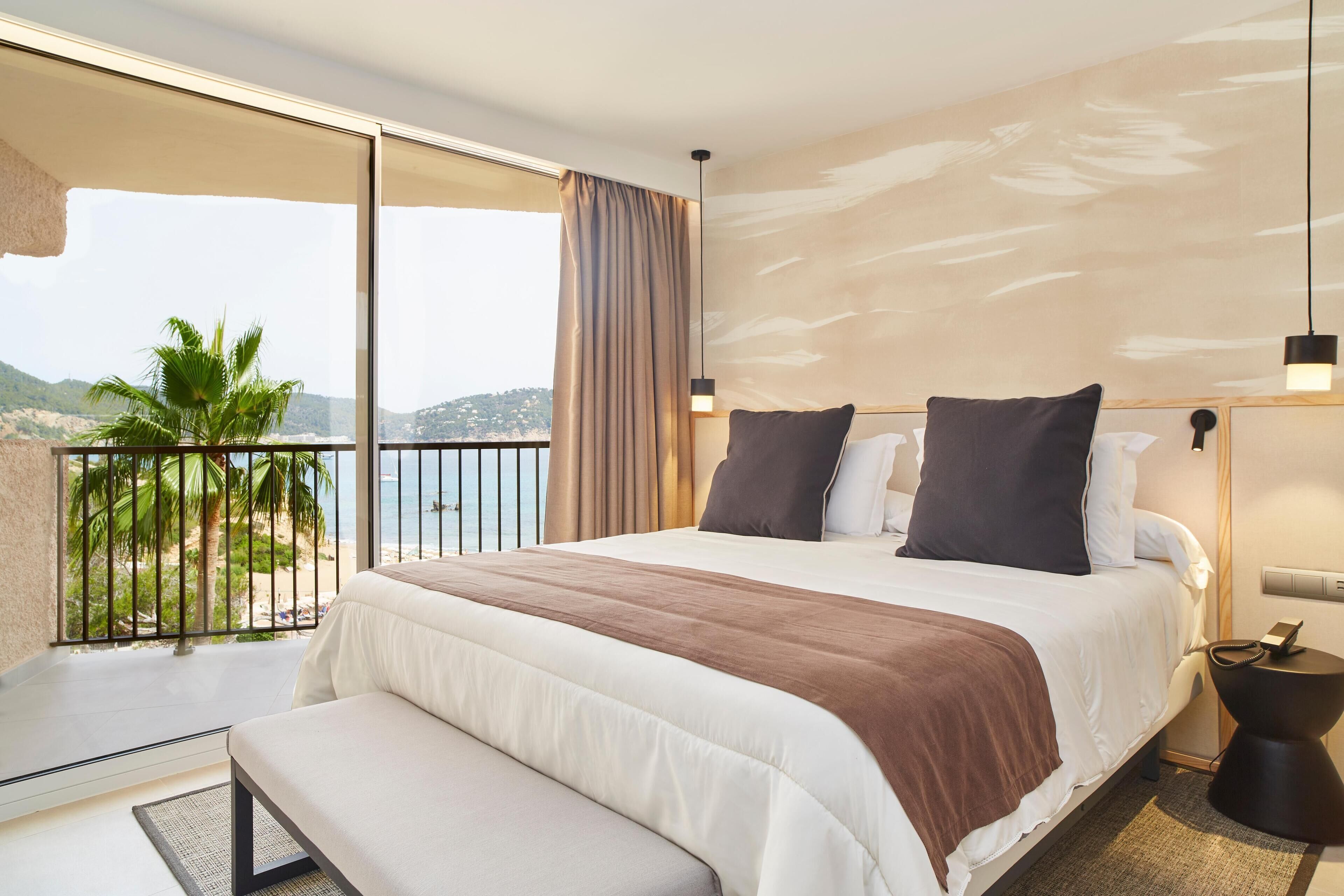 Minibar, mobiliari individual i espai de treball apte per a portàtils 