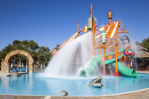 Alberca techada, 4 albercas al aire libre y sombrillas en la alberca