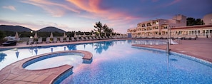 Indoor pool, 4 outdoor pools, pool umbrellas, pool loungers