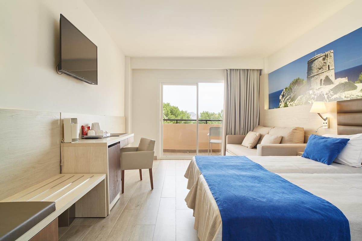 Minibar, bureau, rideaux d’obscurcissement, accès au Wi-Fi (inclus)