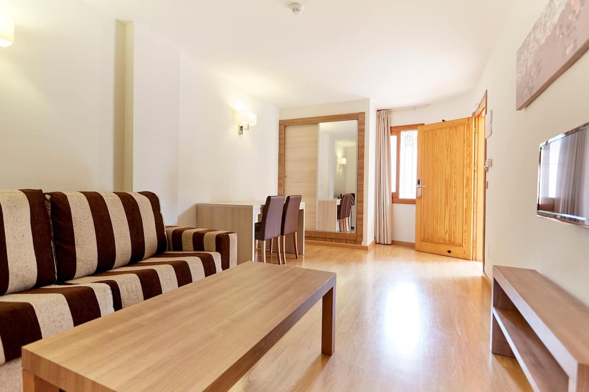 Suite Junior | 1 camera, con arredamento individuale, una scrivania, tende oscuranti