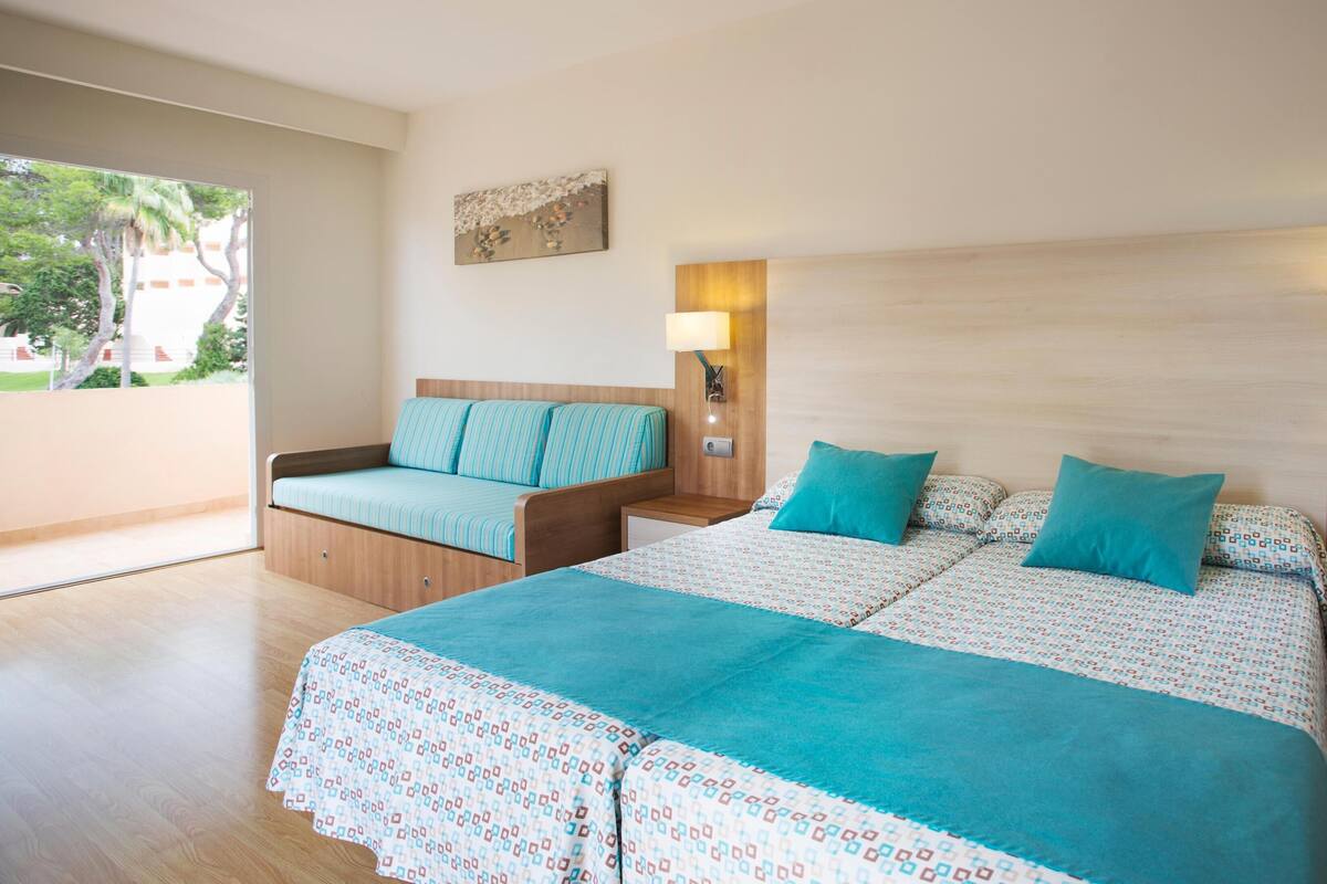 Camera Premium | 1 camera, con arredamento individuale, una scrivania, tende oscuranti