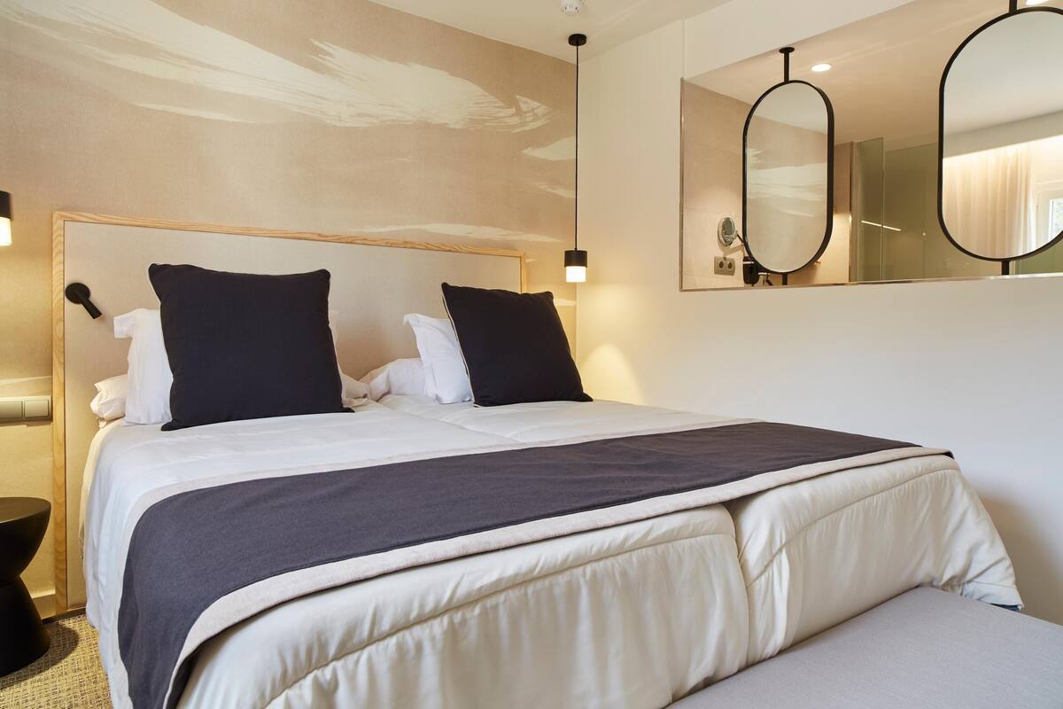 Suite (Inspire) | 1 camera, con arredamento individuale, una scrivania, tende oscuranti