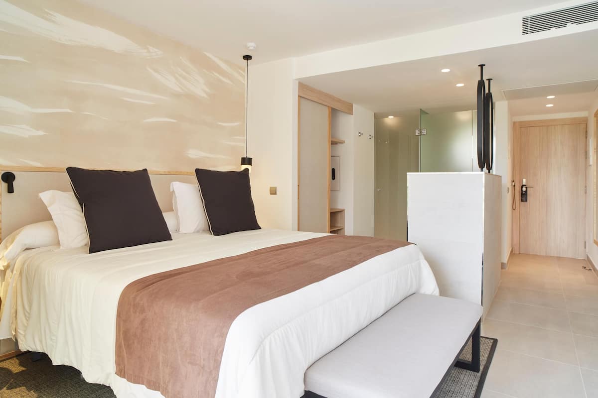 Inspire Junior Suite Sea View | 1 camera, con arredamento individuale, una scrivania, tende oscuranti