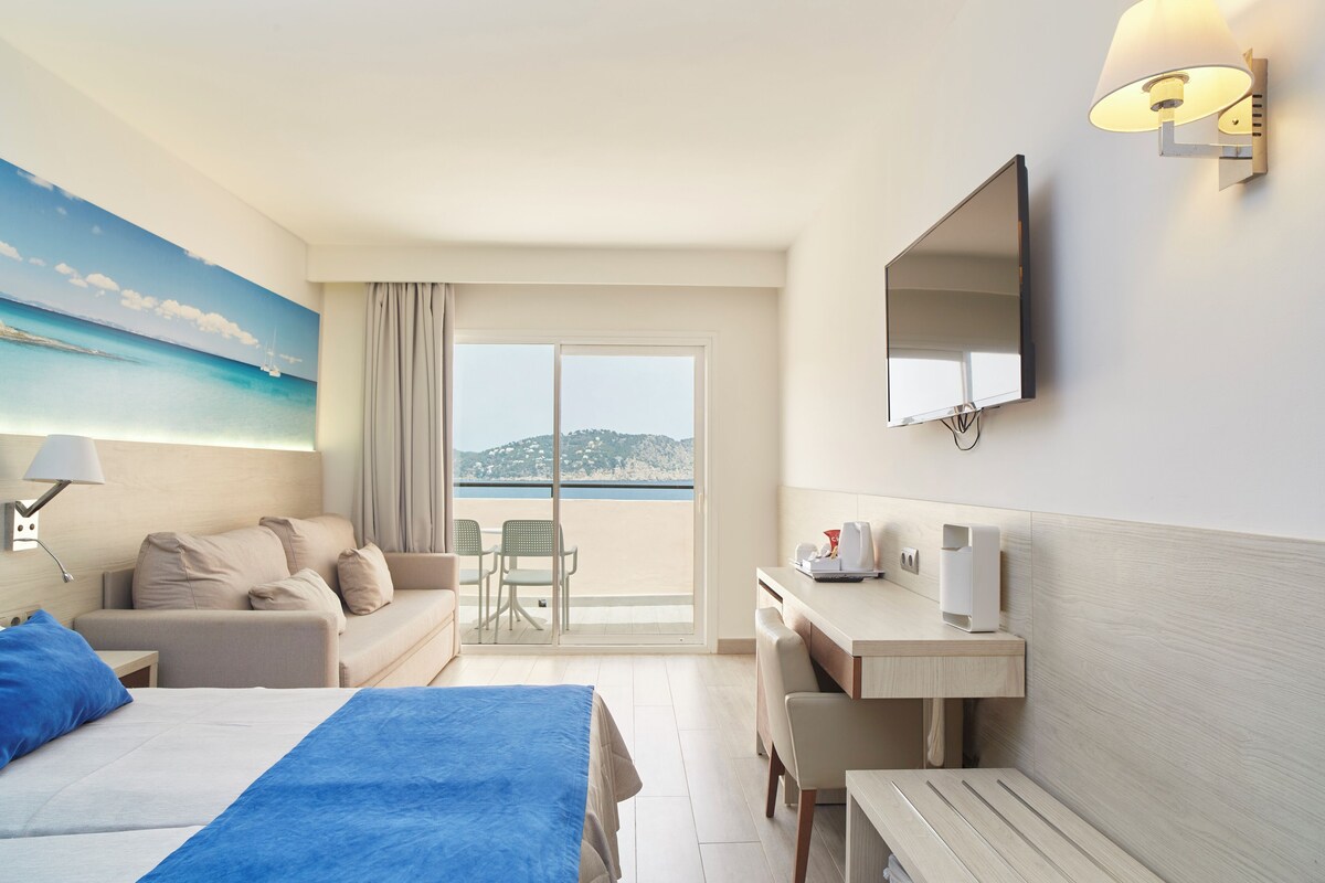 Minibar, desk, blackout drapes, WiFi (free)