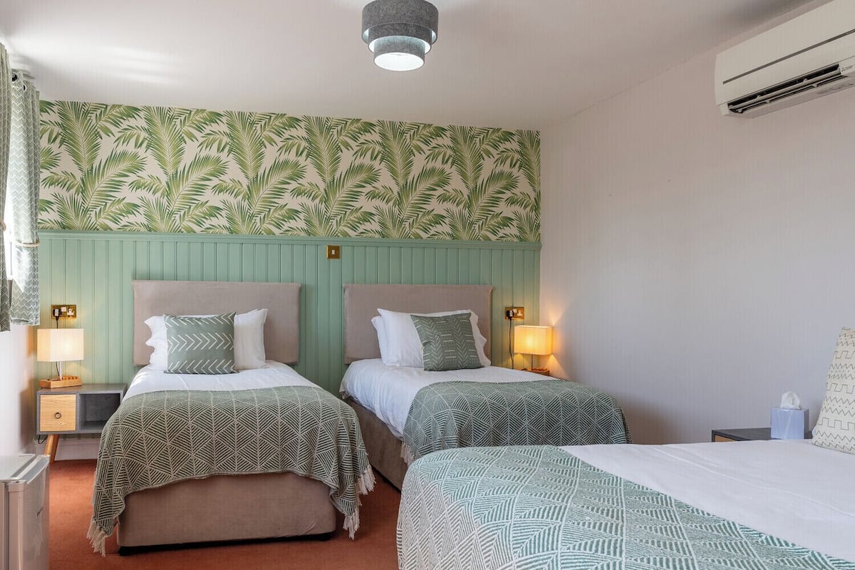 Habitación familiar | Decoración personalizada, tabla de planchar con plancha y wifi gratis