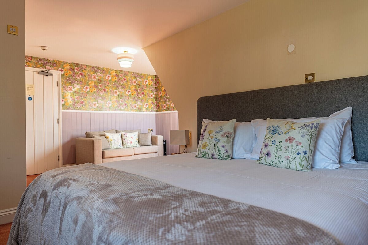 luxury double room | individually decorated, iron/ironing board, free wifi, bed sheets