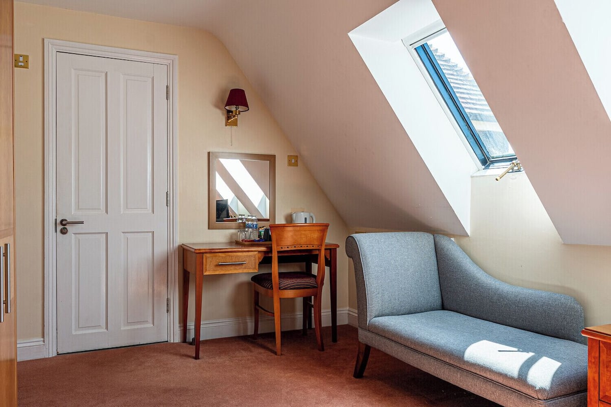 classic double room | individually decorated, iron/ironing board, free wifi, bed sheets