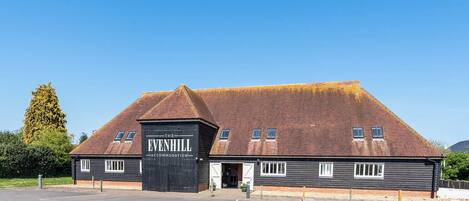 Un immeuble de deux étages sur lequel on peut lire l’inscription : « The Evenhill Accommodation ».