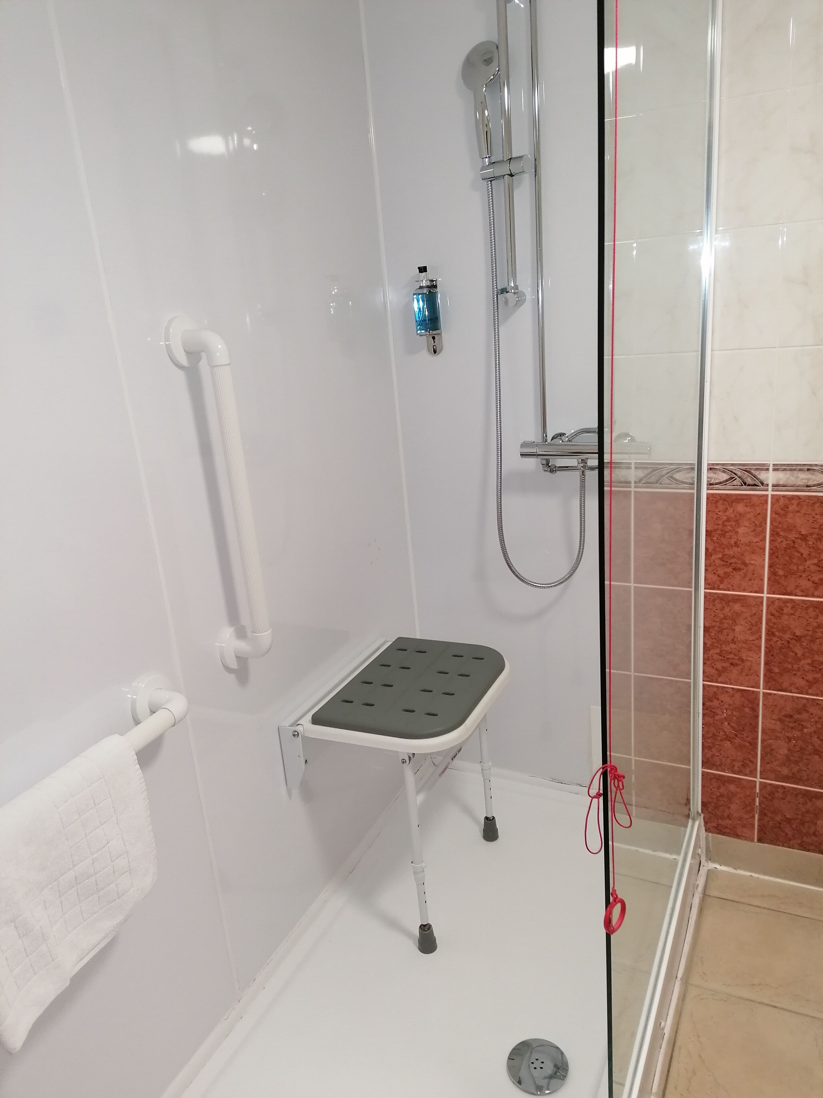 classic twin room | bathroom | combined shower/bathtub, free toiletries, hair dryer, towels