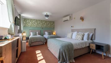 Habitación familiar | Decoración personalizada, tabla de planchar con plancha y wifi gratis