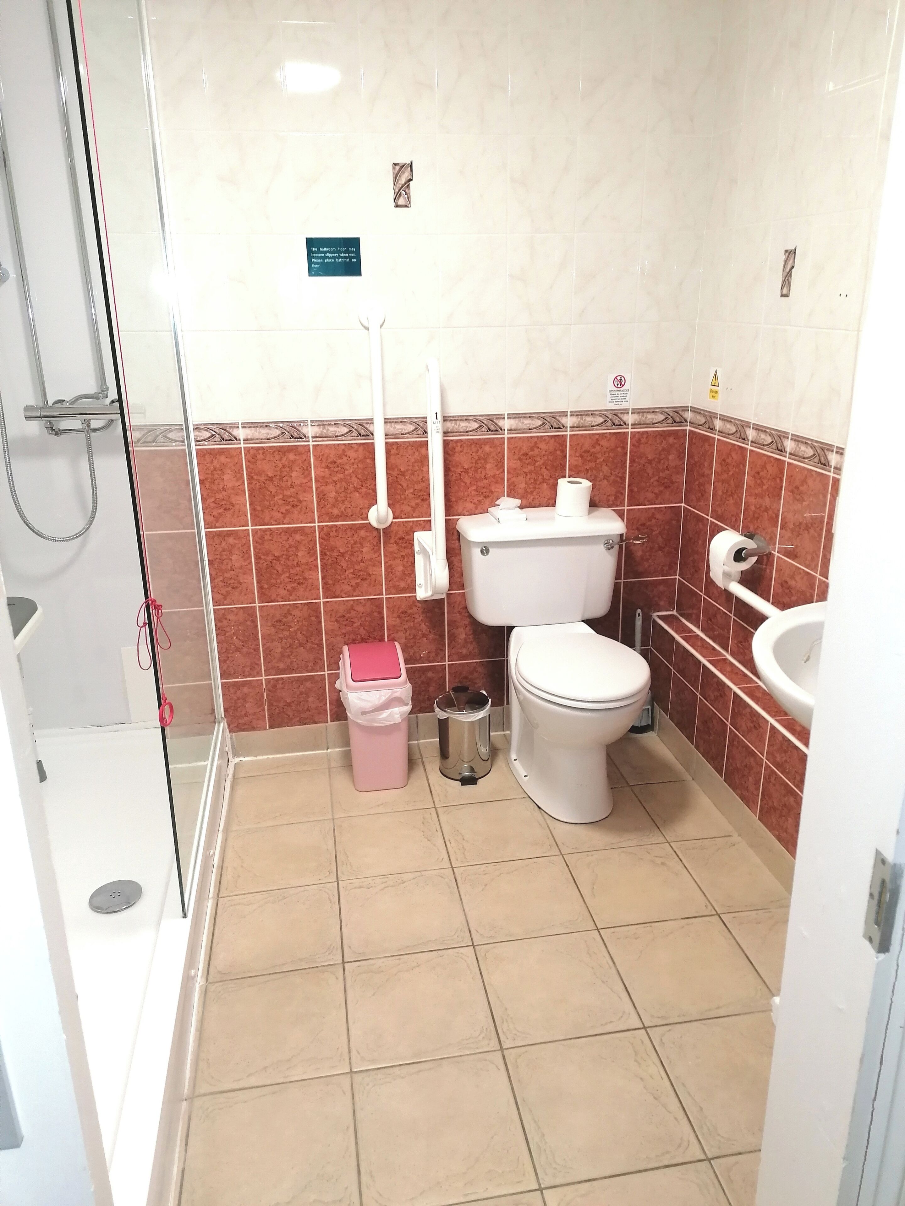 classic twin room | bathroom | combined shower/bathtub, free toiletries, hair dryer, towels