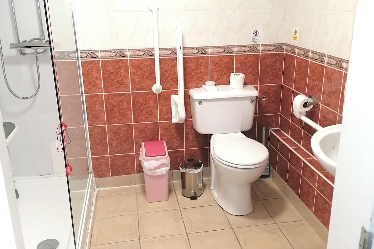 classic twin room | bathroom | combined shower/bathtub, free toiletries, hair dryer, towels