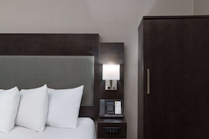 Zimmer, 1 Queen-Bett, Nichtraucher | Pillowtop-Betten, Schreibtisch, Verdunkelungsvorhänge