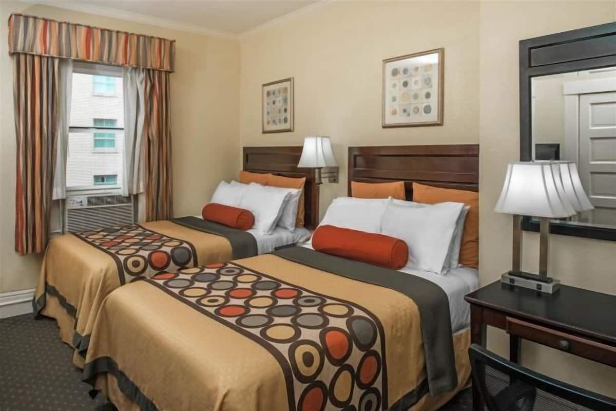 Senge med topmadrasser, skrivebord, mørklægningsgardiner