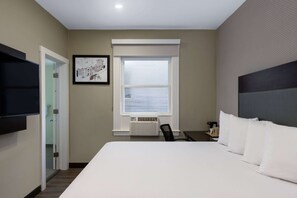 Kamer, 1 queensize bed, niet-roken | Pillowtop-bedden, een bureau, verduisterende gordijnen