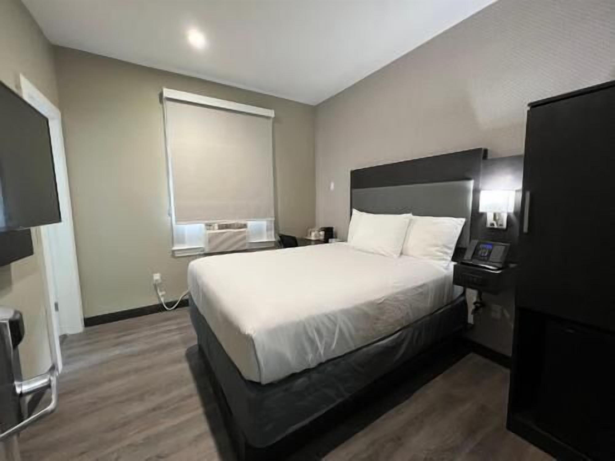 Surmatelas, bureau, rideaux occultants, fer et planche à repasser