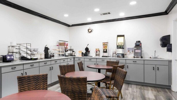 Dining - Rodeway Inn Capitol (West Sacramento)