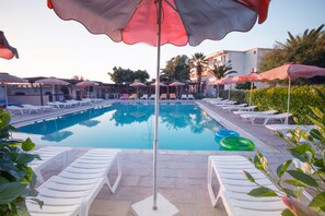 Alberca al aire libre y camastros 