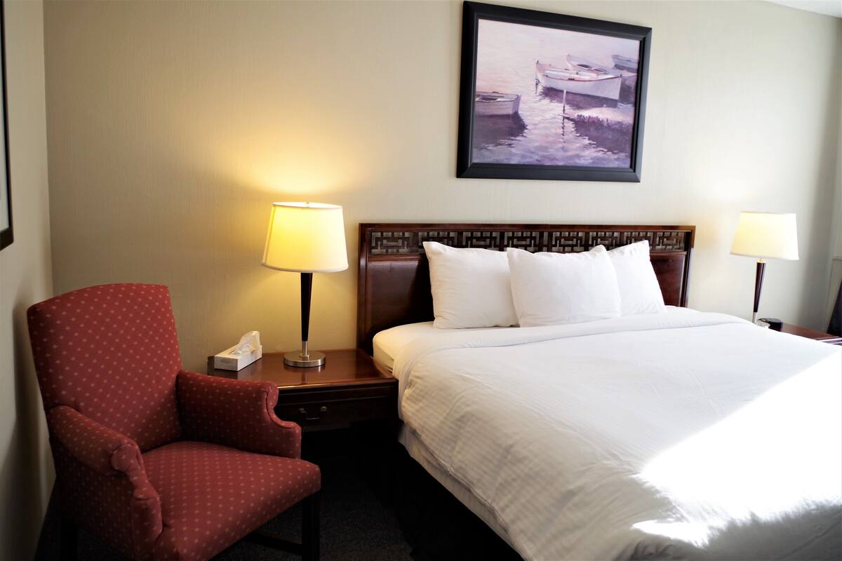 Classic Room, 1 King Bed | Desk, blackout curtains, soundproofing, iron/ironing board