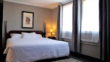 Suite, 1 King Bed with Sofa bed | Desk, blackout curtains, soundproofing, iron/ironing board