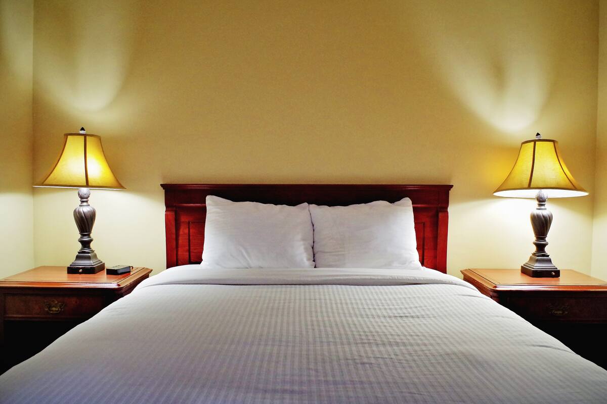 Economy Room, 1 Queen Bed | Desk, blackout curtains, soundproofing, iron/ironing board