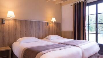 Premium bedding, minibar, desk, free WiFi