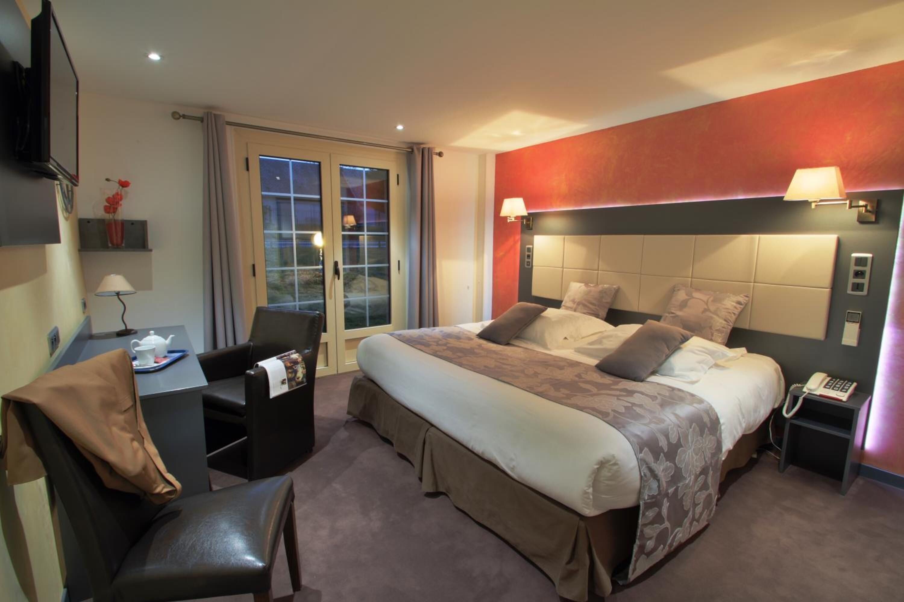 高級寢具、迷你吧、書桌、免費無線上網