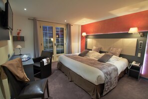 Premium bedding, minibar, desk, free WiFi