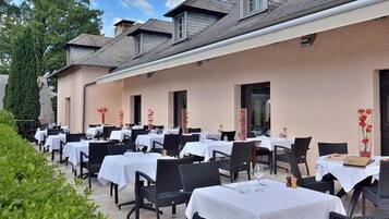 Se sirven cenas y cocina francesa