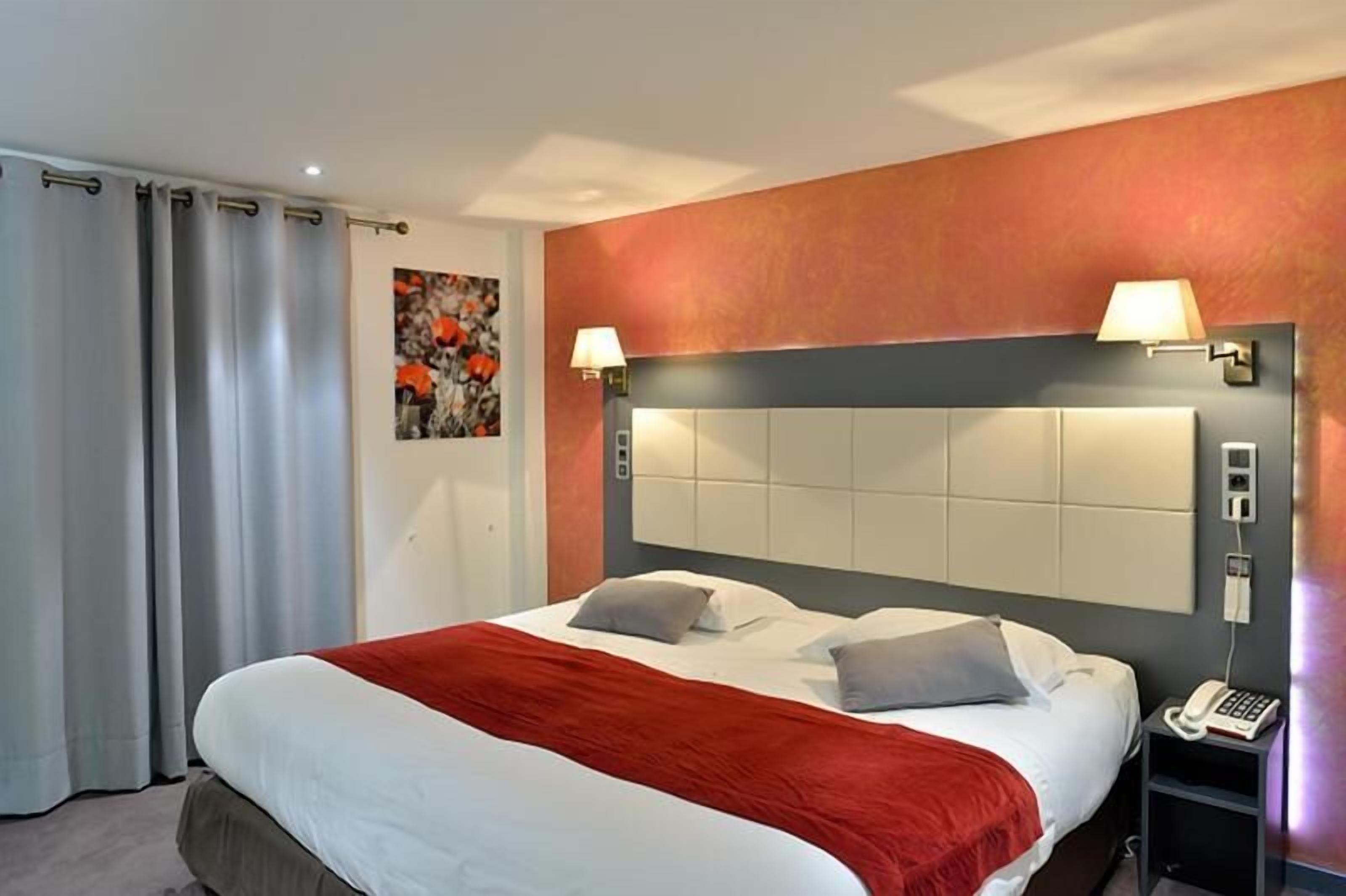 premium bedding, minibar, desk, free wifi