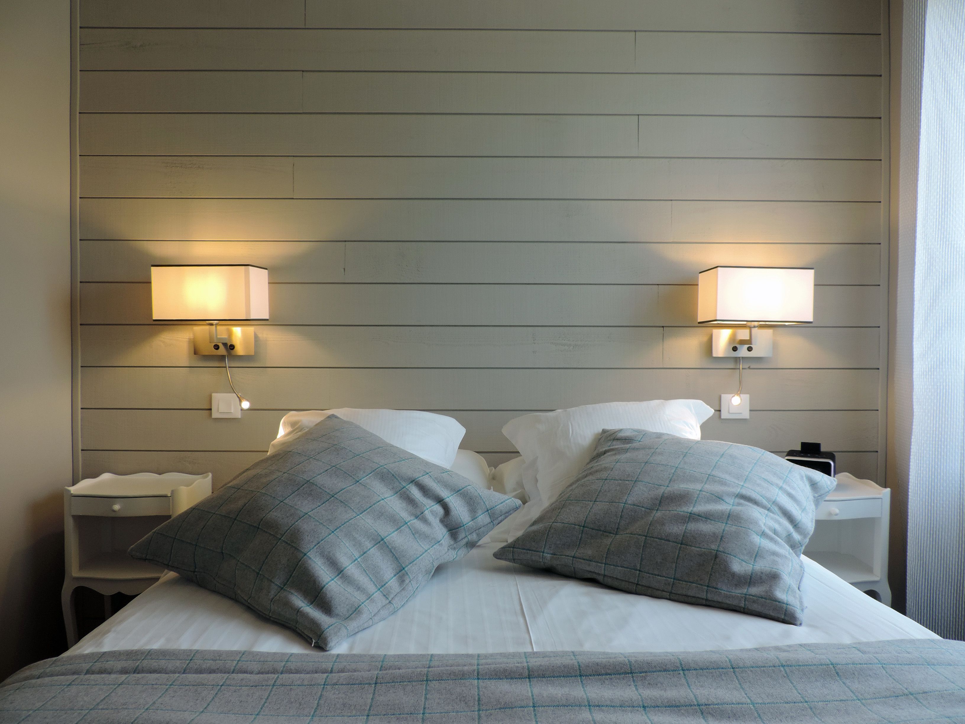 标准双人房 | 高档床上用品、办公桌、遮光窗帘、隔音