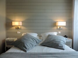 Quarto casal standard | Roupas de cama premium, escrivaninha, cortinas blackout
