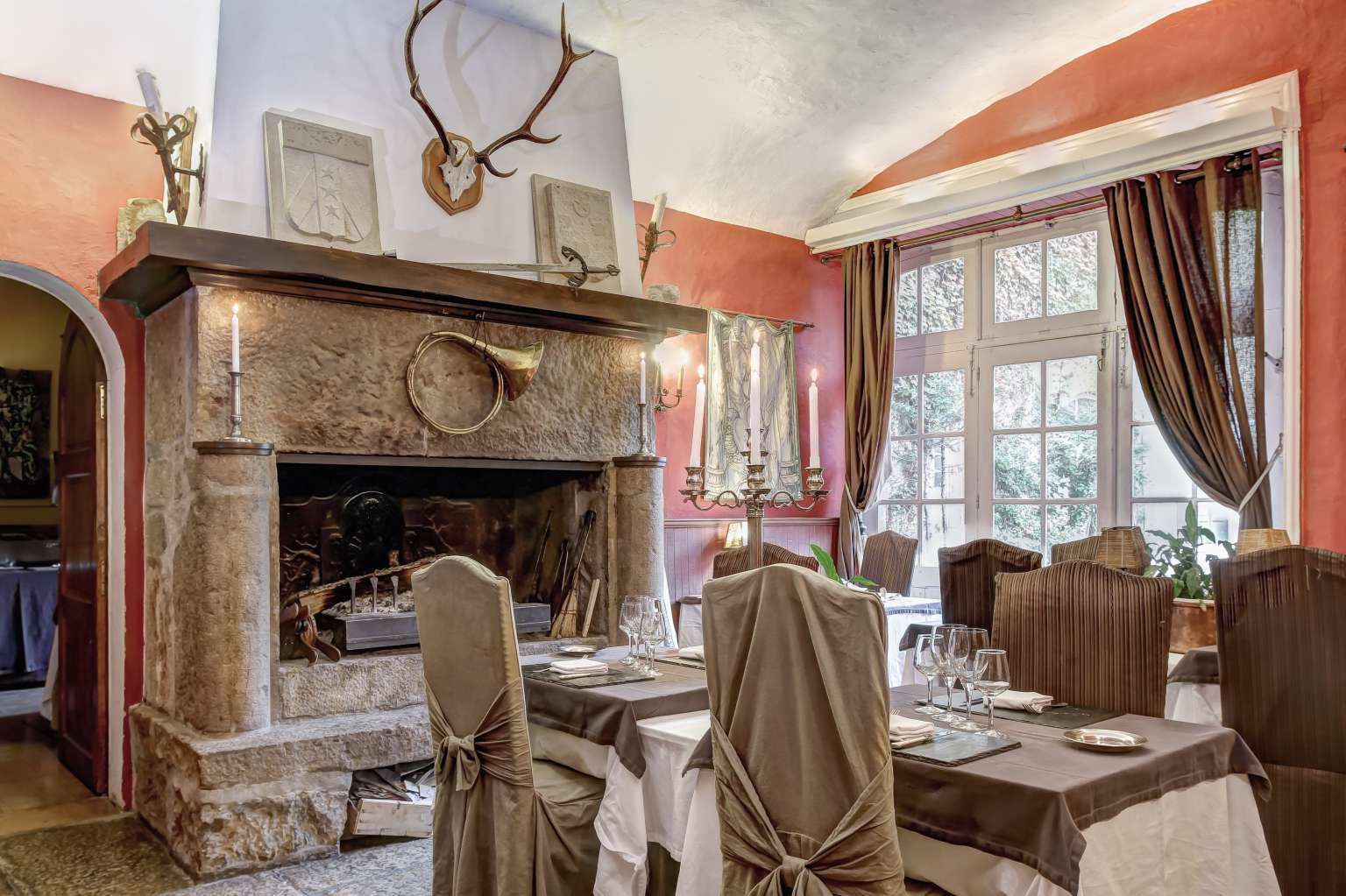 Serveert ontbijt, lunch, diner, Franse gerechten 