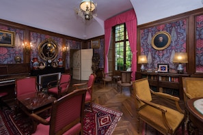 Lobby lounge