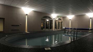 Sisäuima-allas, ulkouima-allas, aurinkotuoleja