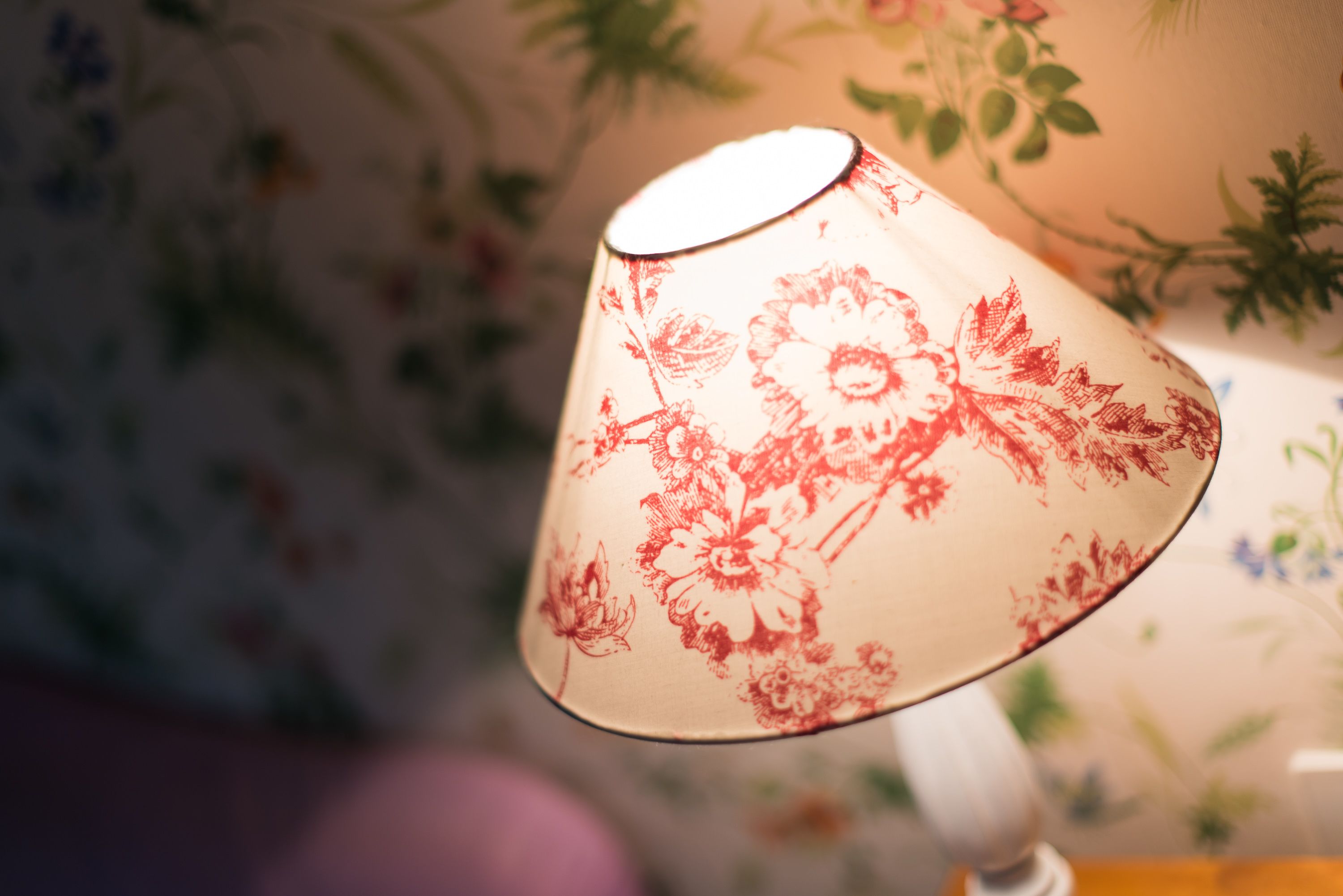 Una lámpara con un estampado floral.