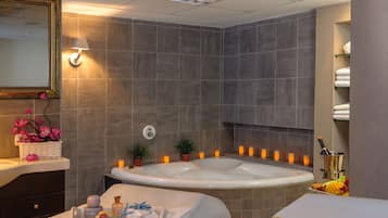 Salas para tratamentos a dois, sauna seca, banheira de hidromassagem