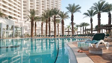 Una piscina techada, una piscina al aire libre de temporada