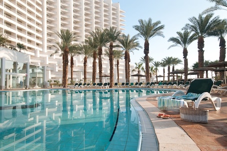 Una piscina techada, una piscina al aire libre de temporada