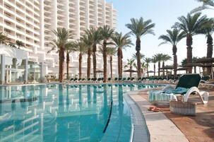 室內游泳池和季節性室外游泳池，提供日光浴躺椅