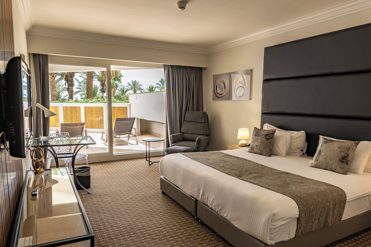 Garden Room | Minibar, in-room safe, desk, WiFi (free)