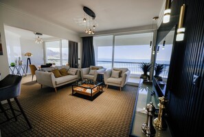 Presidential Suite | Coin séjour | Télévision de 32 pouces avec chaînes numériques