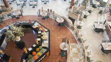 Café da manhã com buffet grátis todos os dias