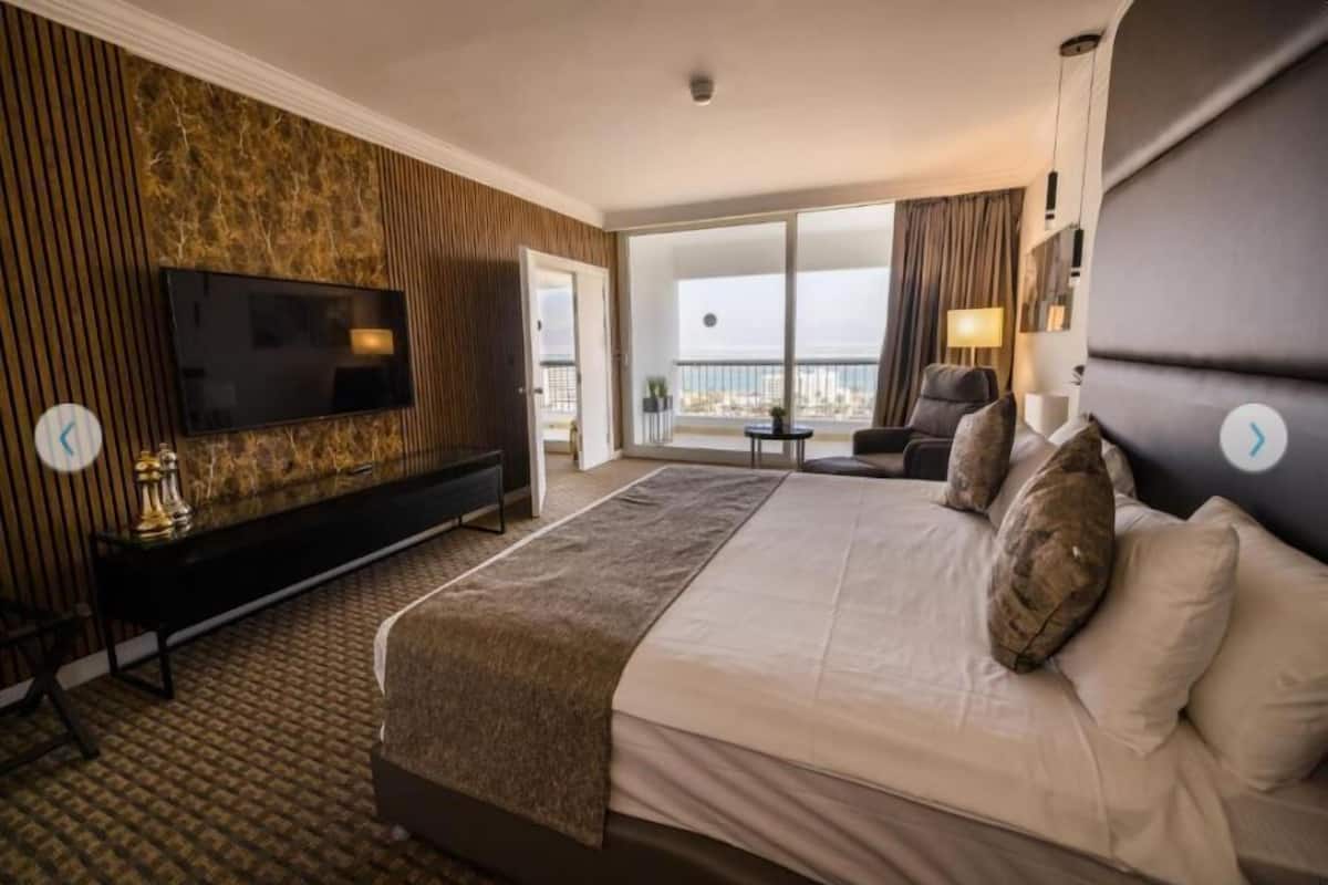 Minibar, in-room safe, desk, WiFi (free)