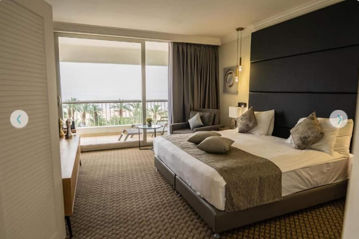 Minibar, in-room safe, desk, WiFi (free)