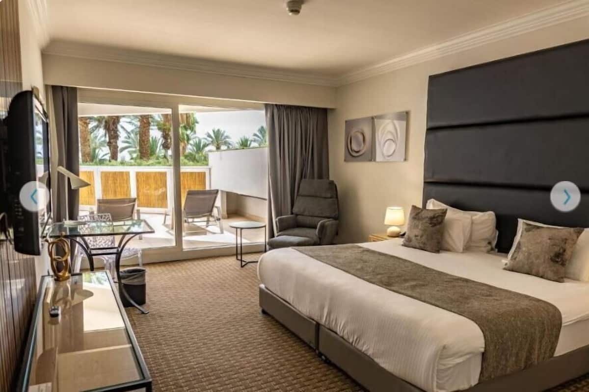 Minibar, in-room safe, desk, WiFi (free)